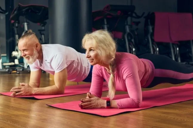 ΒΙΝΤΕΟ οι 4 καθημερινές ασκήσεις που σας κρατούν πιο δυνατούς μετά τα 60