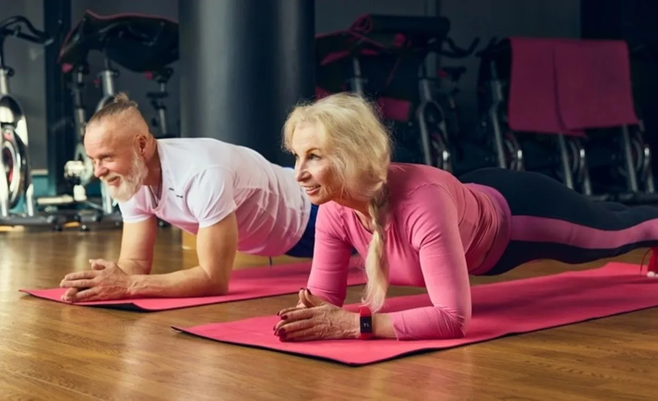 ΒΙΝΤΕΟ οι 4 καθημερινές ασκήσεις που σας κρατούν πιο δυνατούς μετά τα 60