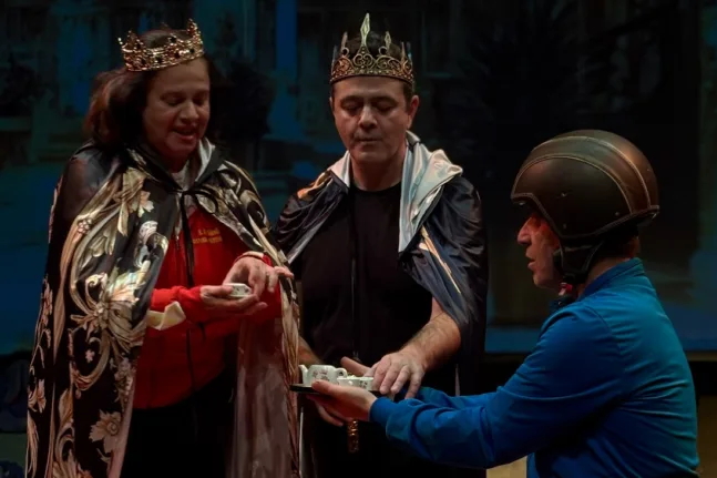 «Η Καλοσύνη του κόσμου»: Μια χριστουγεννιάτικη παράσταση που βάζει δύσκολες ερωτήσεις σε μικρούς και μεγάλους