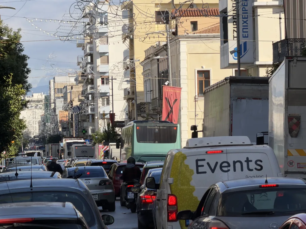 Πάτρα-Χριστούγεννα 2025: Το αδιαχώρητο, αλλά και παραφωνίες - «Πλημμύρισε» το κέντρο, πρόβλημα η στάθμευση