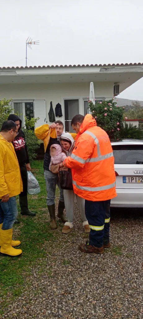 Κακοκαιρία Byron: Η δραματική επιχείρηση διάσωσης μητέρας και βρέφους 6 μηνών στη Μάνδρα, ΦΩΤΟ, ΒΙΝΤΕΟ