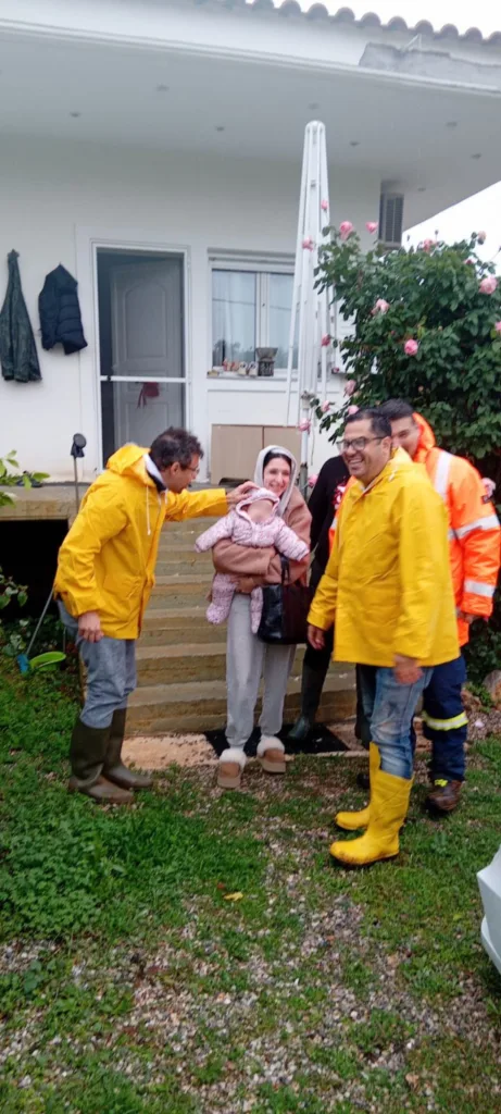 Κακοκαιρία Byron: Η δραματική επιχείρηση διάσωσης μητέρας και βρέφους 6 μηνών στη Μάνδρα, ΦΩΤΟ, ΒΙΝΤΕΟ