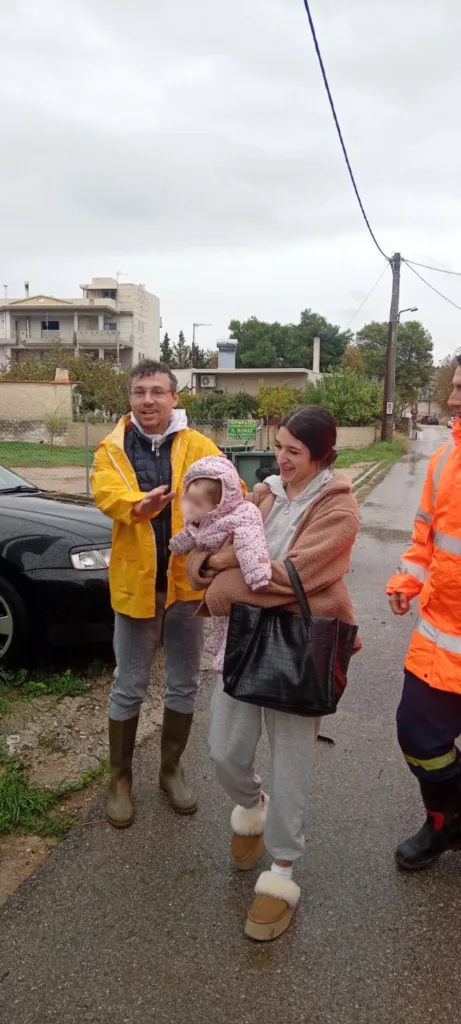 Κακοκαιρία Byron: Η δραματική επιχείρηση διάσωσης μητέρας και βρέφους 6 μηνών στη Μάνδρα, ΦΩΤΟ, ΒΙΝΤΕΟ