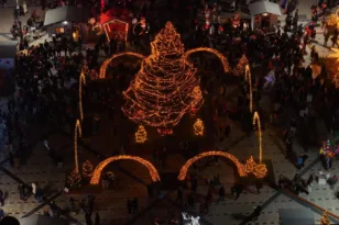 Πάτρα: Το άναμμα του Χριστουγεννιάτικου δέντρου με ενθουσιασμό και χαμόγελα ΦΩΤΟ