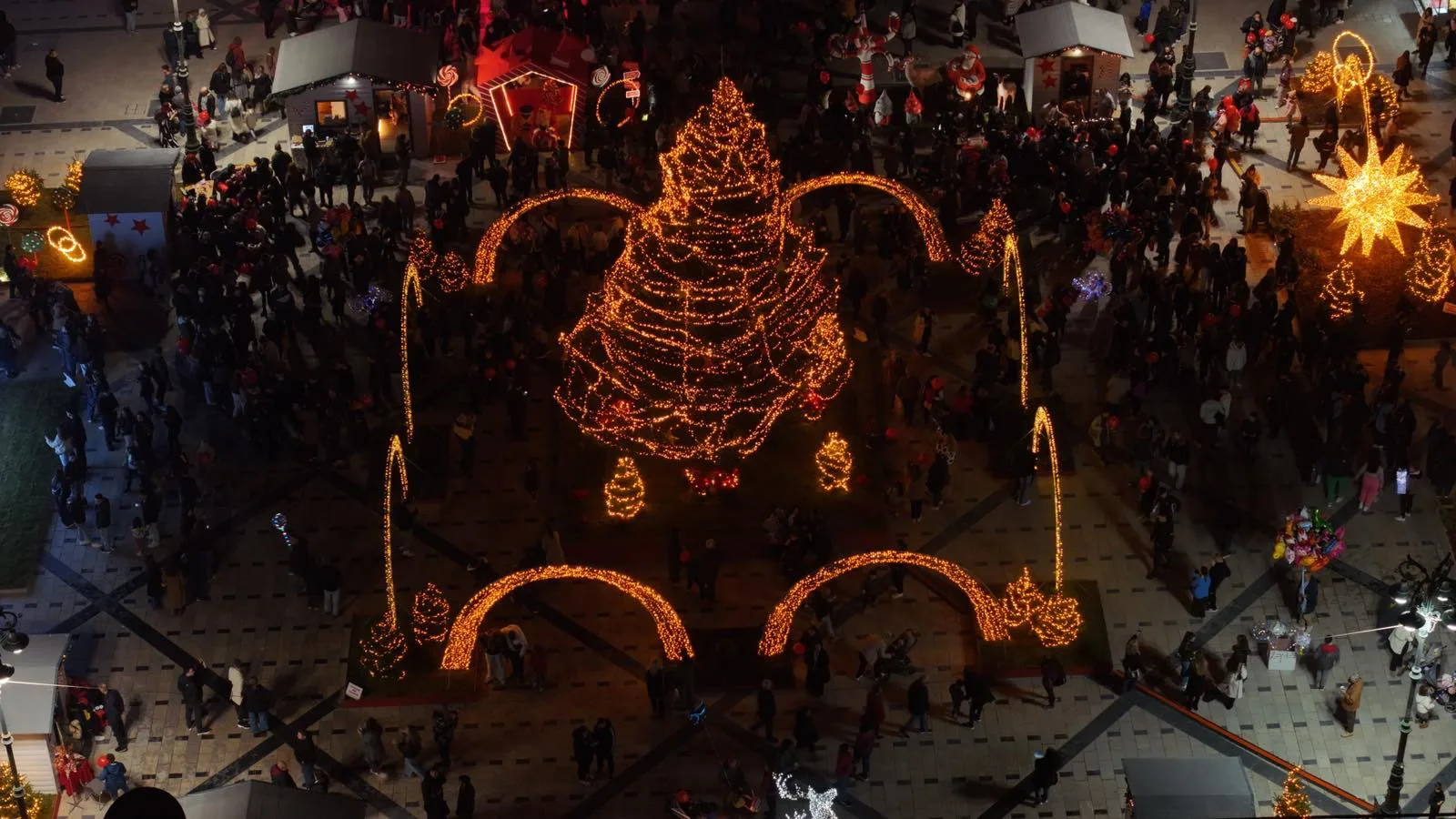 Πάτρα: Το άναμμα του Χριστουγεννιάτικου δέντρου με ενθουσιασμό και χαμόγελα ΦΩΤΟ Πάτρα: Το άναμμα του Χριστουγεννιάτικου δέντρου με ενθουσιασμό και χαμόγελα ΦΩΤΟ