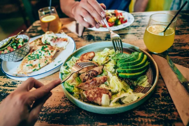 Προσοχή, πότε πρέπει να τρώμε βραδινό για να μην παχύνουμε και να μην αυξηθεί το σάκχαρο