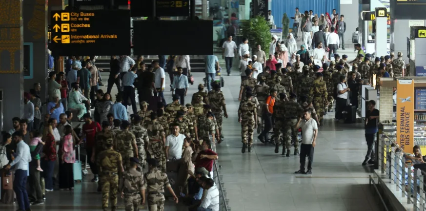 Χάος στα αεροδρόμια της Ινδίας, ακυρώνονται εκατοντάδες πτήσεις λόγω νέων κανονισμών