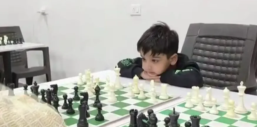 Στην Ινδία παιδί «θαύμα» τριών χρονών γίνεται ο νεότερος σκακιστής που κατατάσσεται ποτέ από τη FIDE, ΒΙΝΤΕΟ