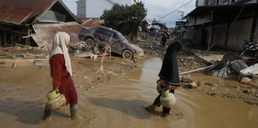 Ινδονησία: Πάνω από 1.000 νεκροί μετά τις φονικές πλημμύρες-Επικρίσεις για την απουσία κήρυξης έκτακτης καταστροφής