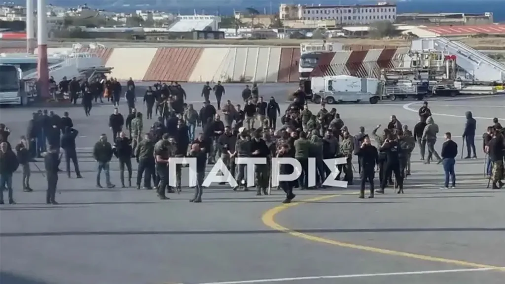 Λουκέτο στο αεροδρόμιο Ηρακλείου μετά από εισβολή αγροτών – Μπλοκαρισμένη και η πρόσβαση στο αεροδρόμιο Χανίων ΦΩΤΟ-ΒΙΝΤΕΟ
