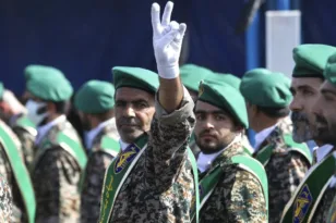 Οι Φρουροί της Επανάστασης προειδοποιούν τα πλοία των ΗΠΑ στον Κόλπο