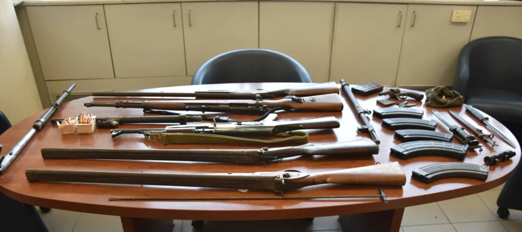 Οπλοστάσιο σπίτι του με πολεμικά και κυνηγετικά όπλα, περίστροφο, 798 φυσίγγια, κάλυκες, βολίδες, ξιφολόγχες, γεμιστήρες, διόπτρα ΦΩΤΟ