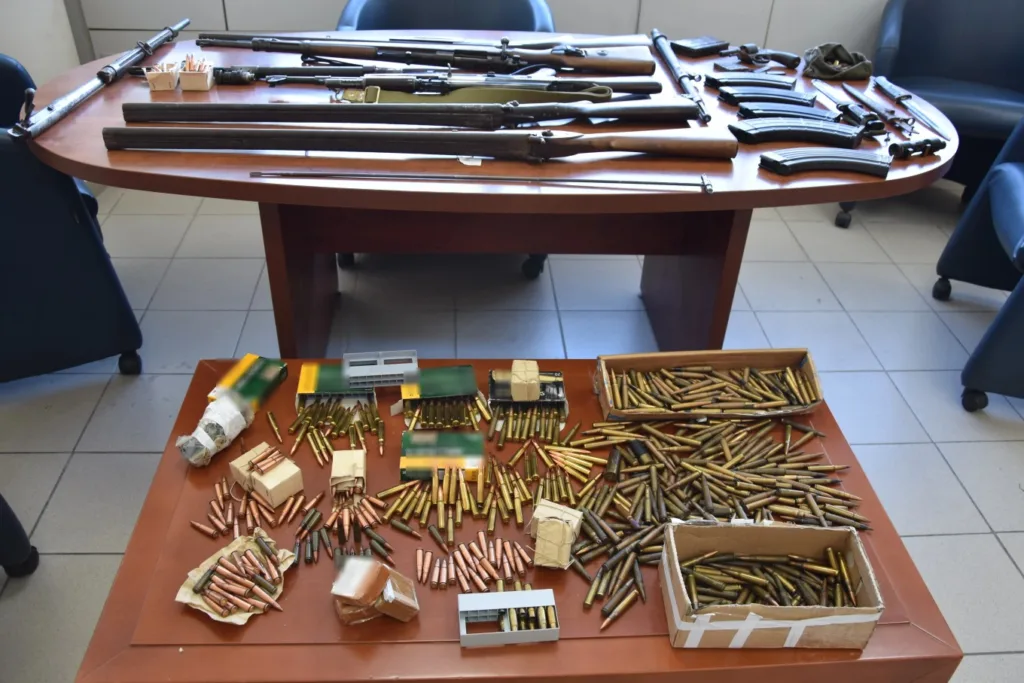 Οπλοστάσιο σπίτι του με πολεμικά και κυνηγετικά όπλα, περίστροφο, 798 φυσίγγια, κάλυκες, βολίδες, ξιφολόγχες, γεμιστήρες, διόπτρα ΦΩΤΟ Οπλοστάσιο σπίτι του με πολεμικά και κυνηγετικά όπλα, περίστροφο, 798 φυσίγγια, κάλυκες, βολίδες, ξιφολόγχες, γεμιστήρες, διόπτρα ΦΩΤΟ