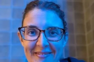 «Με κρεμούσαν από τους καρπούς, με χτυπούσαν με ραβδιά, με βασάνισαν, με βίασαν, ζούσα βαθιά σε ένα τούνελ», αποκαλύψεις από Ισραηλινή ακαδημαϊκό