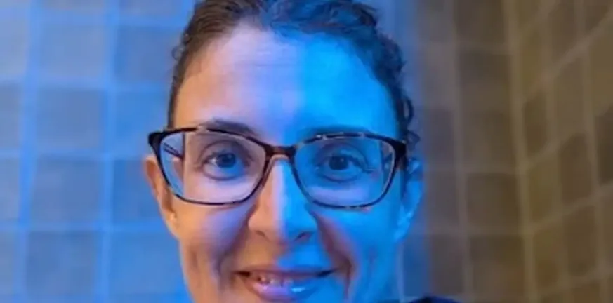 «Με κρεμούσαν από τους καρπούς, με χτυπούσαν με ραβδιά, με βασάνισαν, με βίασαν, ζούσα βαθιά σε ένα τούνελ», αποκαλύψεις από Ισραηλινή ακαδημαϊκό