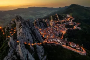 Σε ποιο χωριό της Ιταλίας οι επισκέπτες δοκιμάζουν την «πτήση του Αγγέλου» ΦΩΤΟ