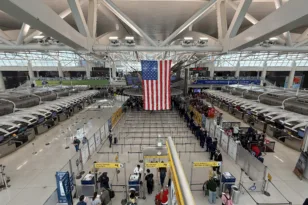 ΗΠΑ: Απίστευτο, οι τουρίστες από 42 χώρες-ανάμεσα τους και η Ελλάδα- υποχρεωμένοι να προσκομίζουν ιστορικό 5 ετών στα social media, για να μπουν στη χώρα!