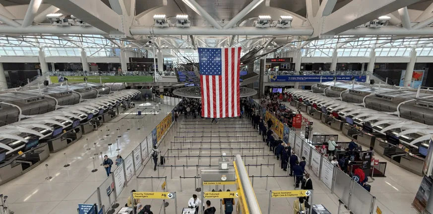 ΗΠΑ: Απίστευτο, οι τουρίστες από 42 χώρες-ανάμεσα τους και η Ελλάδα- υποχρεωμένοι να προσκομίζουν ιστορικό 5 ετών στα social media, για να μπουν στη χώρα!