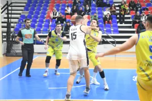 Α1 ΕΣΚΑ-Η: Ενταση, αποβολές και «καμπάνες» στο ΕΑΠ-Κεραυνός Αιγίου