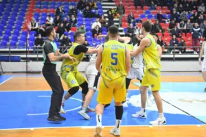 Α1 ΕΣΚΑ-Η: Ενταση, αποβολές και «καμπάνες» στο ΕΑΠ-Κεραυνός Αιγίου Α1 ΕΣΚΑ-Η: Ενταση, αποβολές και «καμπάνες» στο ΕΑΠ-Κεραυνός Αιγίου