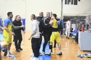 Α1 ΕΣΚΑ-Η: Ενταση, αποβολές και «καμπάνες» στο ΕΑΠ-Κεραυνός Αιγίου Α1 ΕΣΚΑ-Η: Ενταση, αποβολές και «καμπάνες» στο ΕΑΠ-Κεραυνός Αιγίου