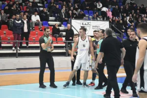 Α1 ΕΣΚΑ-Η: Ενταση, αποβολές και «καμπάνες» στο ΕΑΠ-Κεραυνός Αιγίου