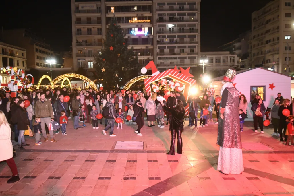 Πάτρα: Το άναμμα του Χριστουγεννιάτικου δέντρου με ενθουσιασμό και χαμόγελα ΦΩΤΟ
