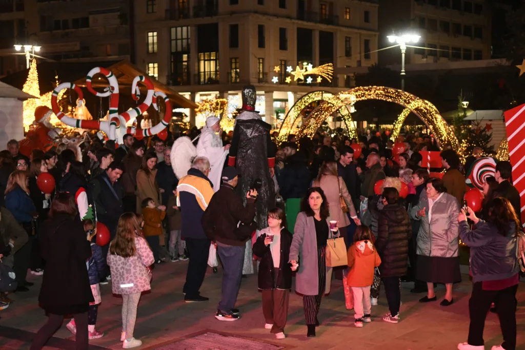 Πάτρα: Το άναμμα του Χριστουγεννιάτικου δέντρου με ενθουσιασμό και χαμόγελα ΦΩΤΟ