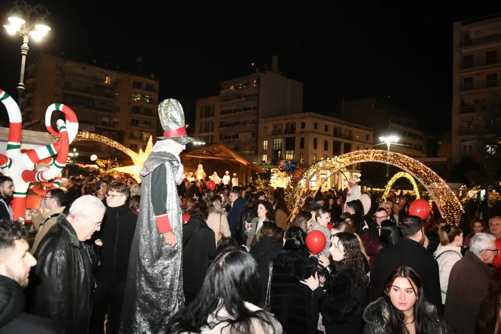 Πάτρα: Το άναμμα του Χριστουγεννιάτικου δέντρου με ενθουσιασμό και χαμόγελα ΦΩΤΟ