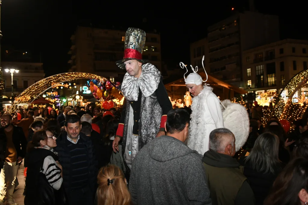 Πάτρα: Το άναμμα του Χριστουγεννιάτικου δέντρου με ενθουσιασμό και χαμόγελα ΦΩΤΟ