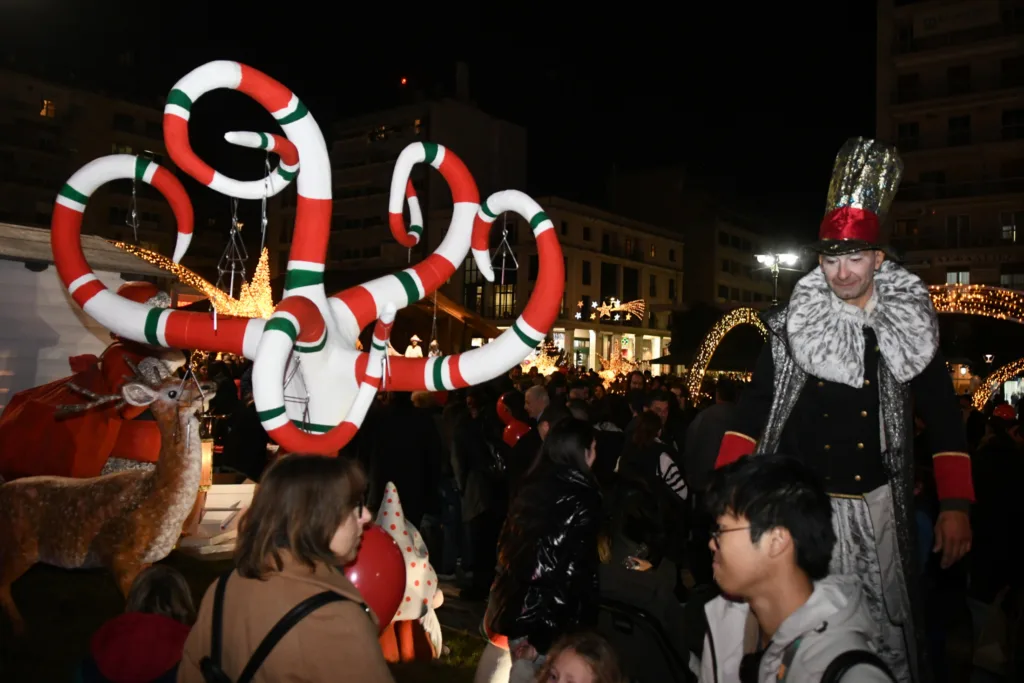 Πάτρα: Το άναμμα του Χριστουγεννιάτικου δέντρου με ενθουσιασμό και χαμόγελα ΦΩΤΟ