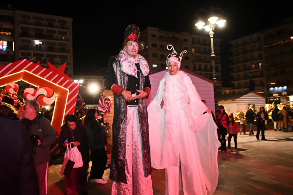 Πάτρα: Το άναμμα του Χριστουγεννιάτικου δέντρου με ενθουσιασμό και χαμόγελα ΦΩΤΟ