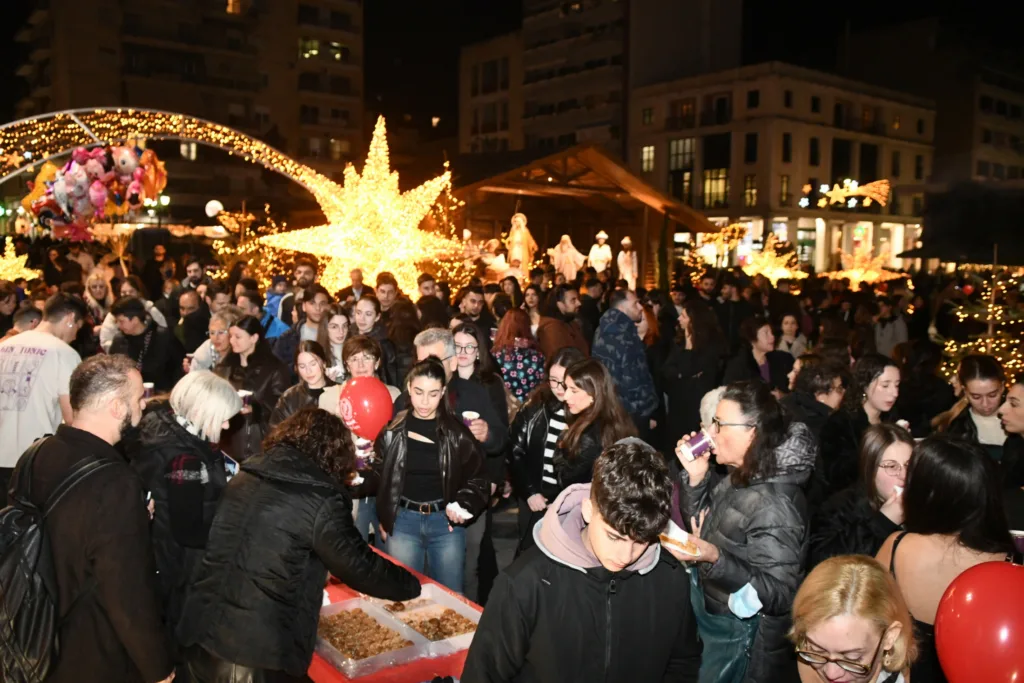 Πάτρα: Το άναμμα του Χριστουγεννιάτικου δέντρου με ενθουσιασμό και χαμόγελα ΦΩΤΟ