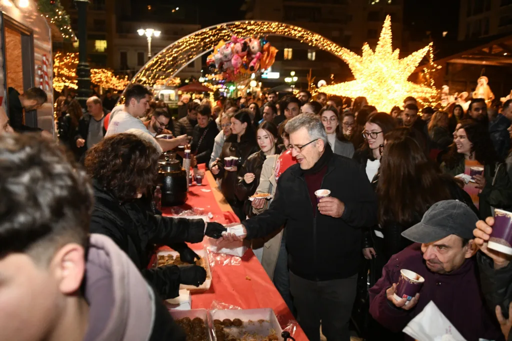 Πάτρα: Το άναμμα του Χριστουγεννιάτικου δέντρου με ενθουσιασμό και χαμόγελα ΦΩΤΟ