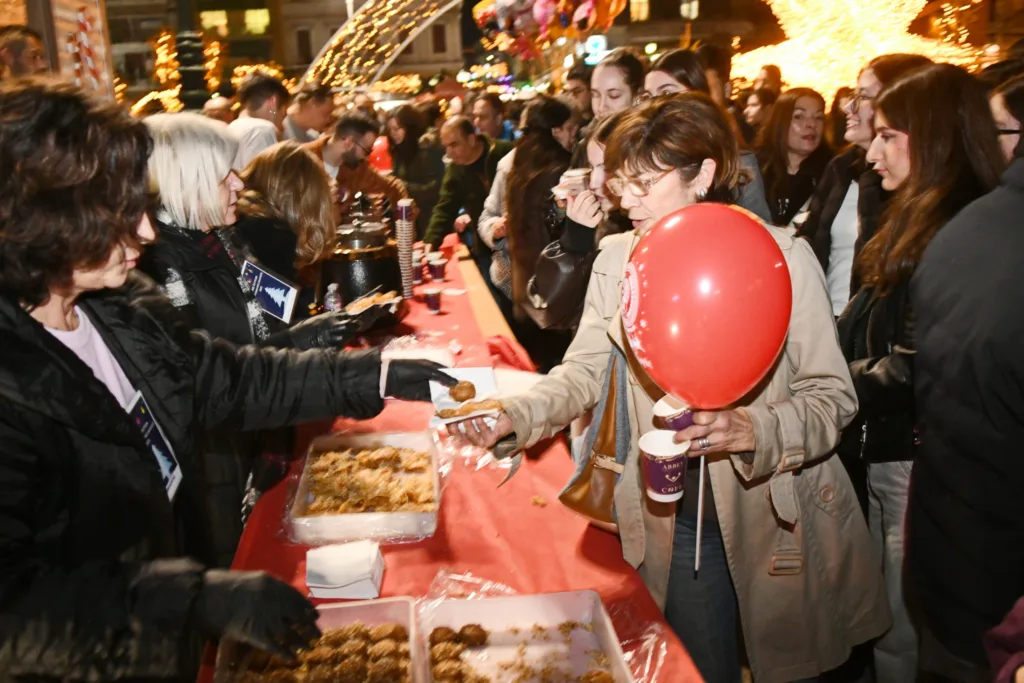 Πάτρα: Το άναμμα του Χριστουγεννιάτικου δέντρου με ενθουσιασμό και χαμόγελα ΦΩΤΟ