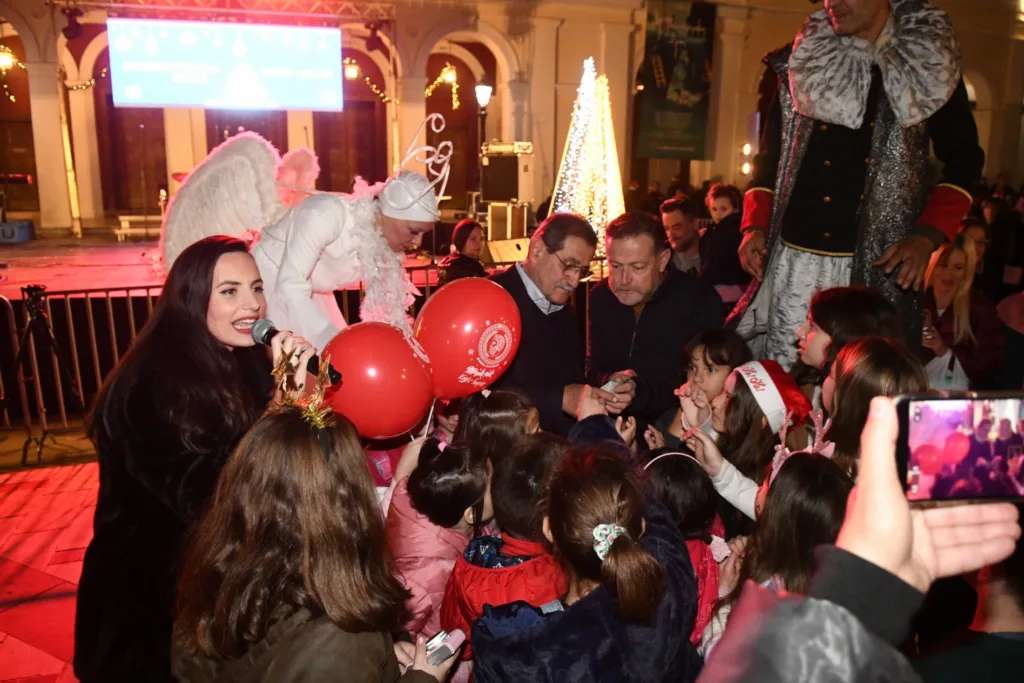 Πάτρα: Το άναμμα του Χριστουγεννιάτικου δέντρου με ενθουσιασμό και χαμόγελα ΦΩΤΟ