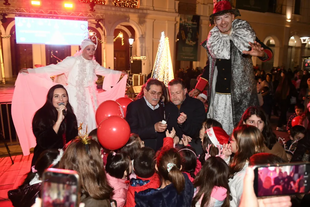 Πάτρα: Το άναμμα του Χριστουγεννιάτικου δέντρου με ενθουσιασμό και χαμόγελα ΦΩΤΟ