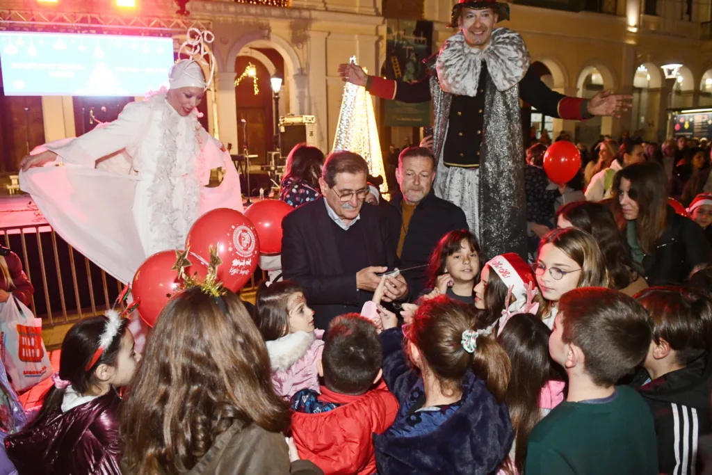 Πάτρα: Το άναμμα του Χριστουγεννιάτικου δέντρου με ενθουσιασμό και χαμόγελα ΦΩΤΟ