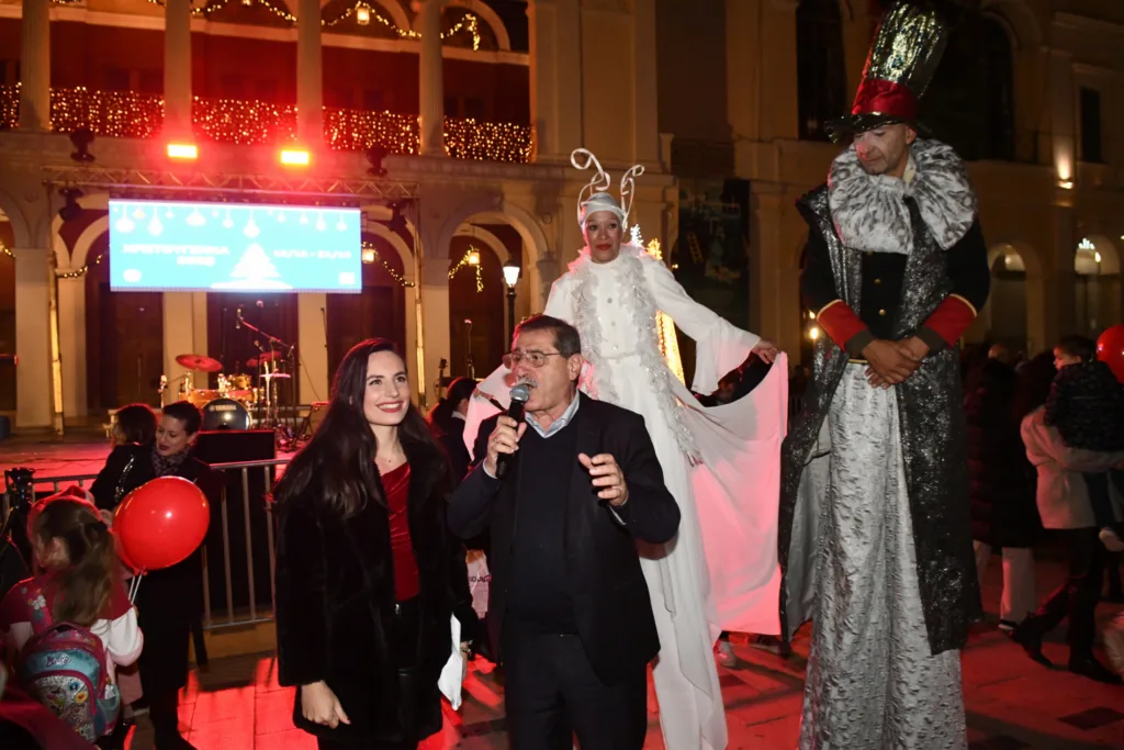 Πάτρα: Το άναμμα του Χριστουγεννιάτικου δέντρου με ενθουσιασμό και χαμόγελα ΦΩΤΟ