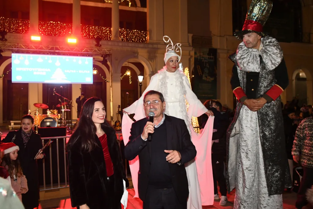 Πάτρα: Το άναμμα του Χριστουγεννιάτικου δέντρου με ενθουσιασμό και χαμόγελα ΦΩΤΟ