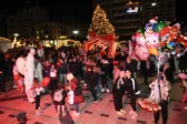 Πάτρα: Το άναμμα του Χριστουγεννιάτικου δέντρου με ενθουσιασμό και χαμόγελα ΦΩΤΟ