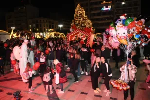 Πάτρα: Το άναμμα του Χριστουγεννιάτικου δέντρου με ενθουσιασμό και χαμόγελα ΦΩΤΟ