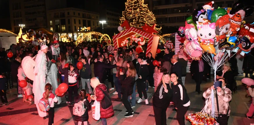 Πάτρα: Το άναμμα του Χριστουγεννιάτικου δέντρου με ενθουσιασμό και χαμόγελα ΦΩΤΟ