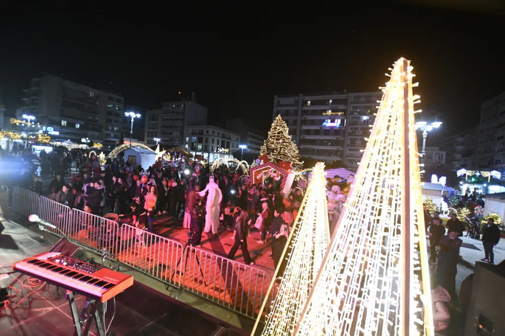 Πάτρα: Το άναμμα του Χριστουγεννιάτικου δέντρου με ενθουσιασμό και χαμόγελα ΦΩΤΟ