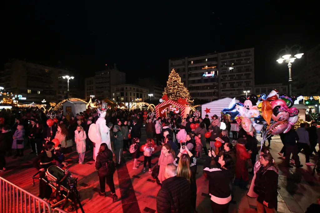Πάτρα: Το άναμμα του Χριστουγεννιάτικου δέντρου με ενθουσιασμό και χαμόγελα ΦΩΤΟ