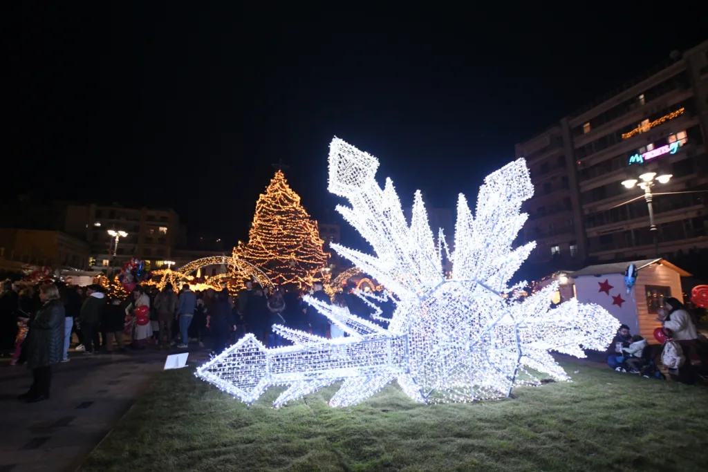 Πάτρα: Το άναμμα του Χριστουγεννιάτικου δέντρου με ενθουσιασμό και χαμόγελα ΦΩΤΟ