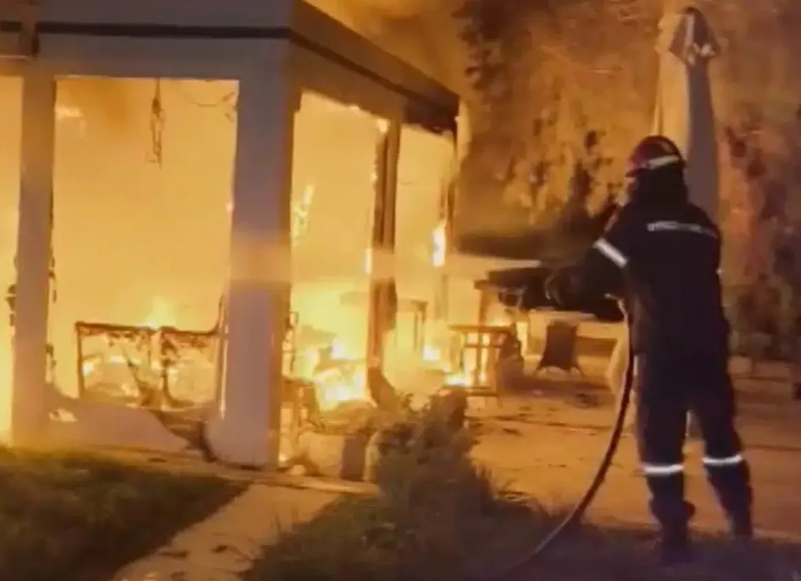 Λακωνία: Φωτιά και έκρηξη σε καφετέρια στη Νεάπολη ΒΙΝΤΕΟ