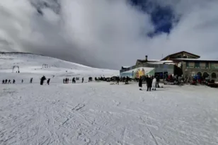 Στα λευκά το Χιονοδρομικό Κέντρο Καϊμακτσαλάν – Άνοιξε για το κοινό και υποδέχεται πλήθος επισκεπτών