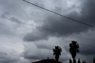 Καιρός: Χριστούγεννα (25/12/12025) με χαμηλή θερμοκρασία, βροχές και καταιγίδες