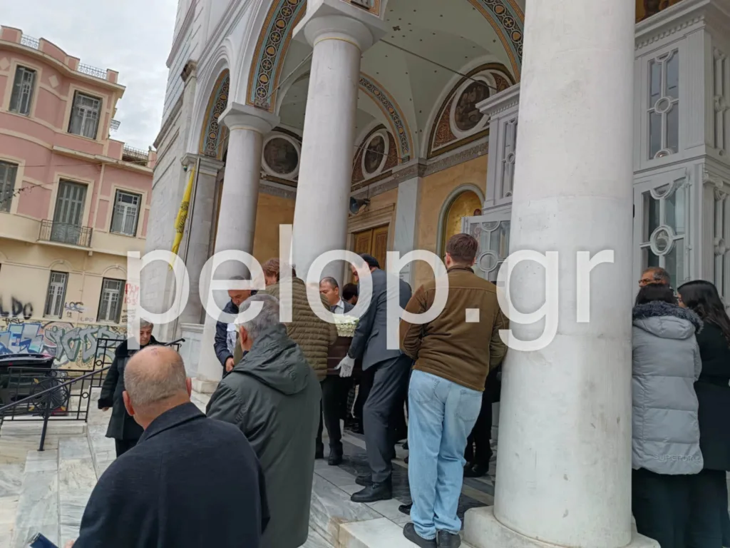 Τη σορό του Λευτέρη Κακουλίδη μετέφεραν οι θρύλοι του ΝΟΠ Δημήτρης Μπιτσάκος, Μάκης Λυκούδης, Παναγιώτης Βασιλόπουλος, ΦΩΤΟ